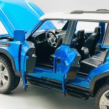 1/24 Scale Die-Cast Remote Control SUV with Dynamic Spray Effect