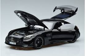 Mercedes-AMG GT Black Series 1:18 Die-Cast Model Car – Red & Black Variants